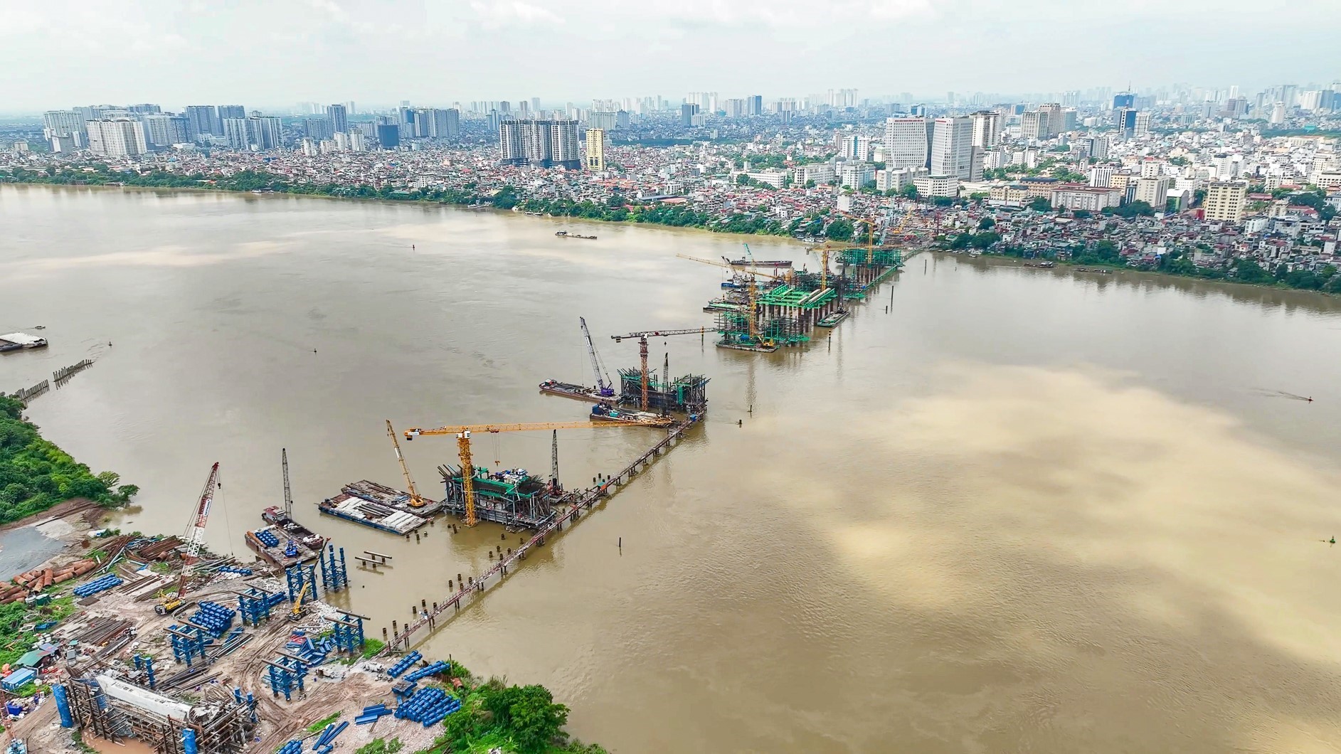 Công trường cầu Trần Hưng Đạo - ảnh 1