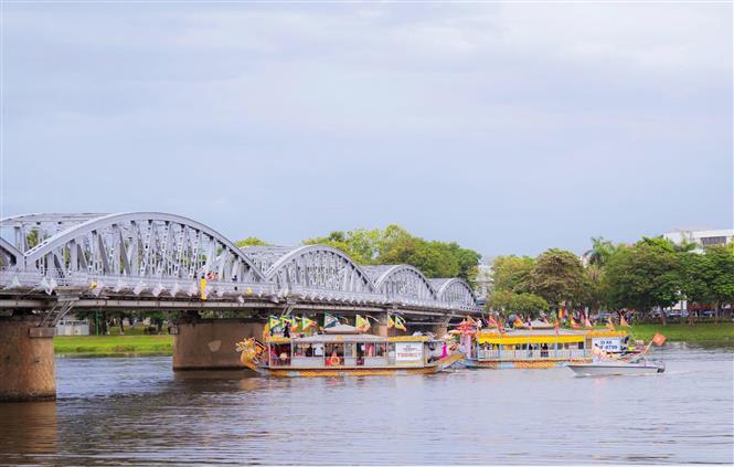 Phát triển sản phẩm mới, hoàn thiện hạ tầng để “giữ chân” du khách - Ảnh 1.
