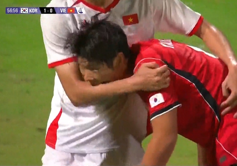 Cầu thủ U23 Hàn Quốc có hành động phi thể thao với Đinh Quang Kiệt ở ASIAD 2026 - Ảnh 1. Cầu thủ U23 Hàn Quốc có hành động phi thể thao với Đinh Quang Kiệt ở ASIAD 2026 - Ảnh 1.