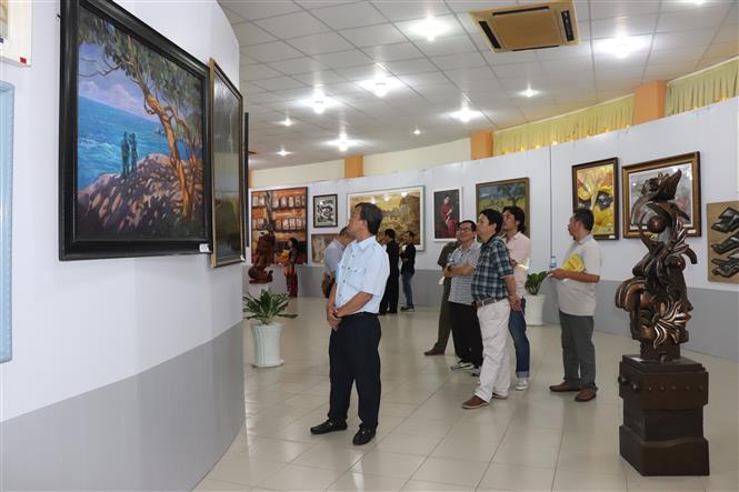 Dấu ấn sáng tạo qua 90 tác phẩm tiêu biểu tại Triển lãm Mỹ thuật khu vực Đông Nam Bộ - Ảnh 2.
