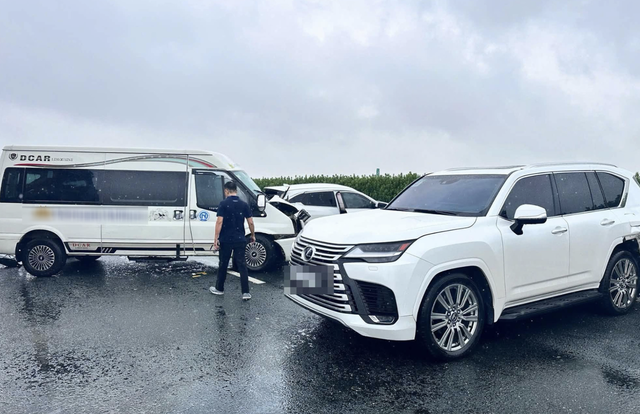 Tạm giữ hình sự tài xế Lexus có dấu hiệu gây rối trật tự công cộng trên cao tốc - Ảnh 1. Tạm giữ hình sự tài xế Lexus có dấu hiệu gây rối trật tự công cộng trên cao tốc - Ảnh 1.