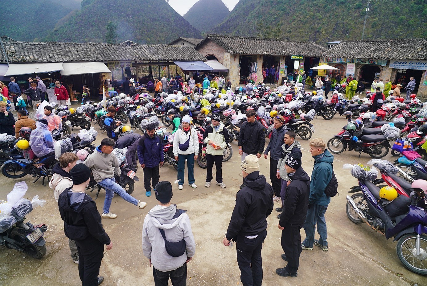 Du khách trên cao nguyên đá
