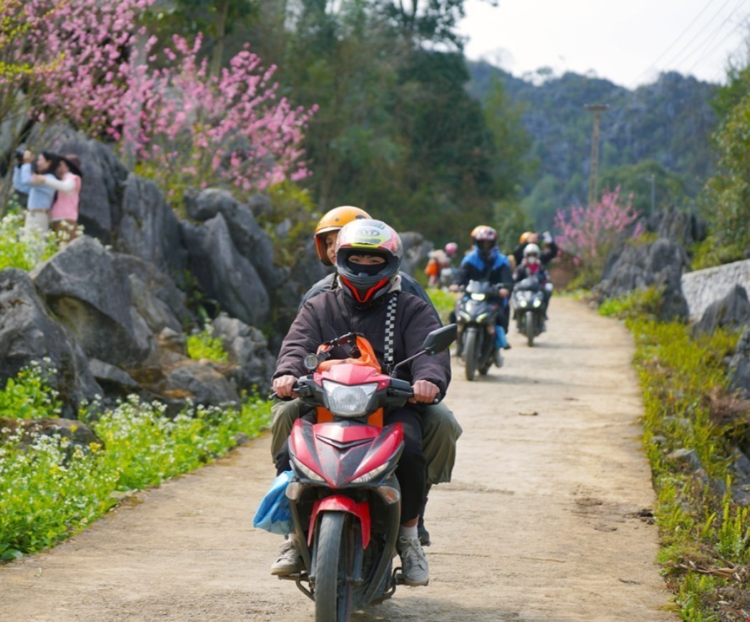 Du khách trên cao nguyên đá