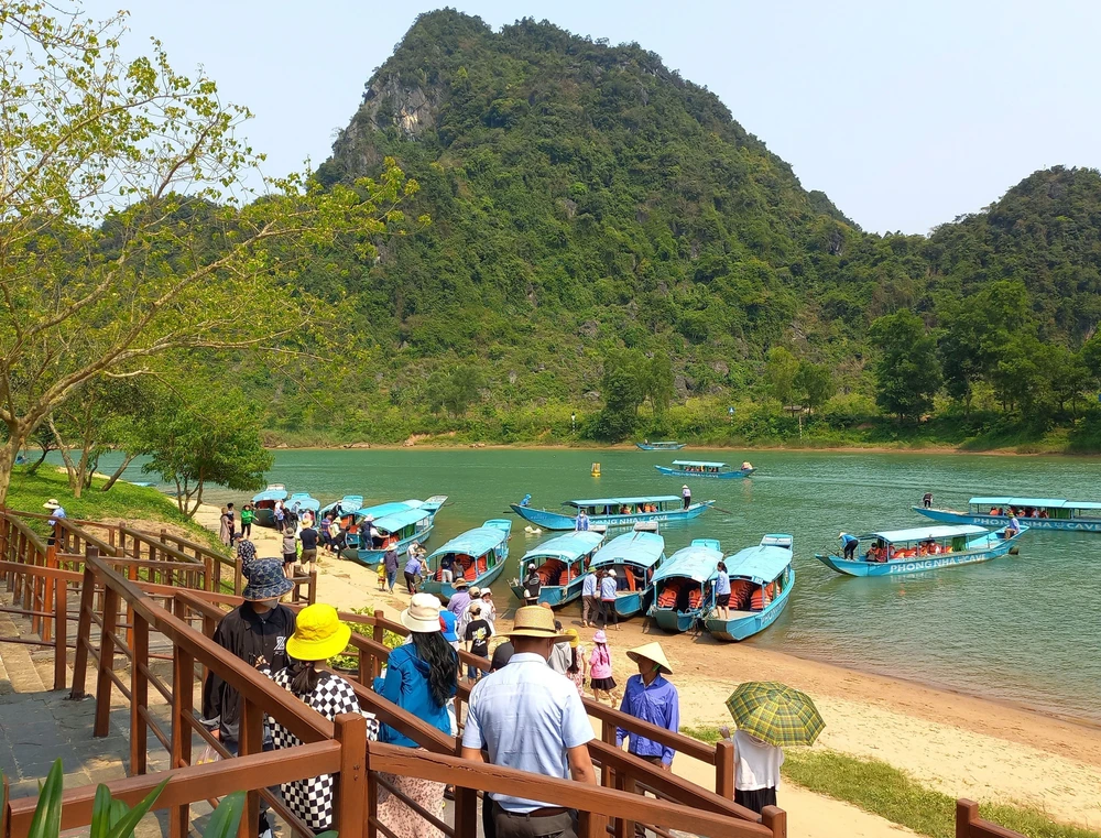 Nghị quyết 26-NQ/TW: Chuyển từ tăng lượng khách sang nâng giá trị du lịch - Ảnh 2.