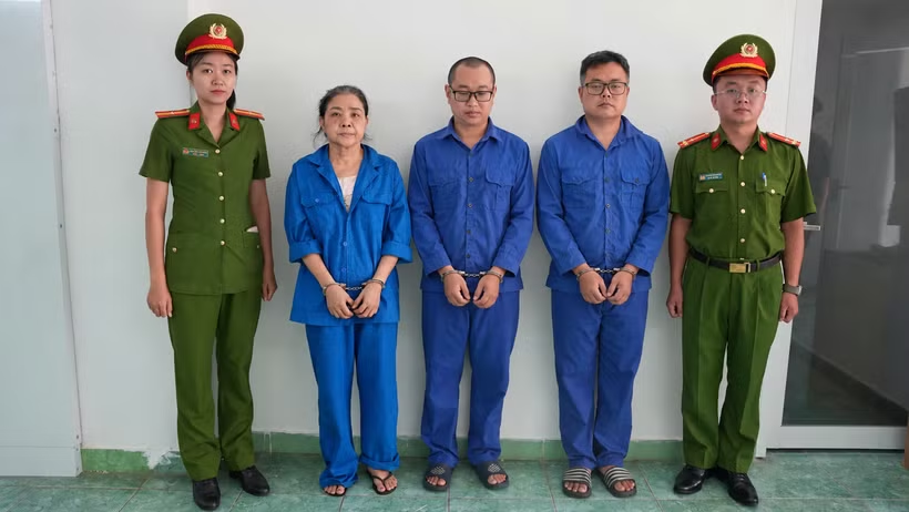 Thành phố Hồ Chí Minh: Khởi tố 3 người in, phát hành 21.000 quyển sách không phép - Ảnh 1.