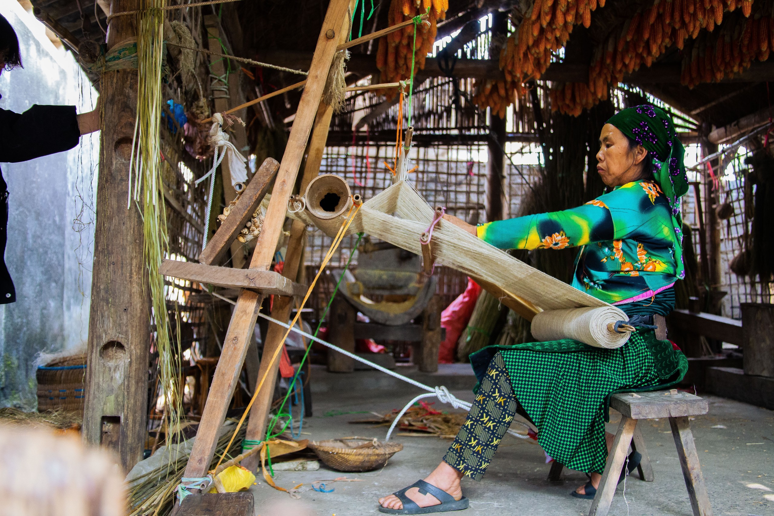 Nghề dệt lanh truyền thống của người Mông ở Lùng Tám