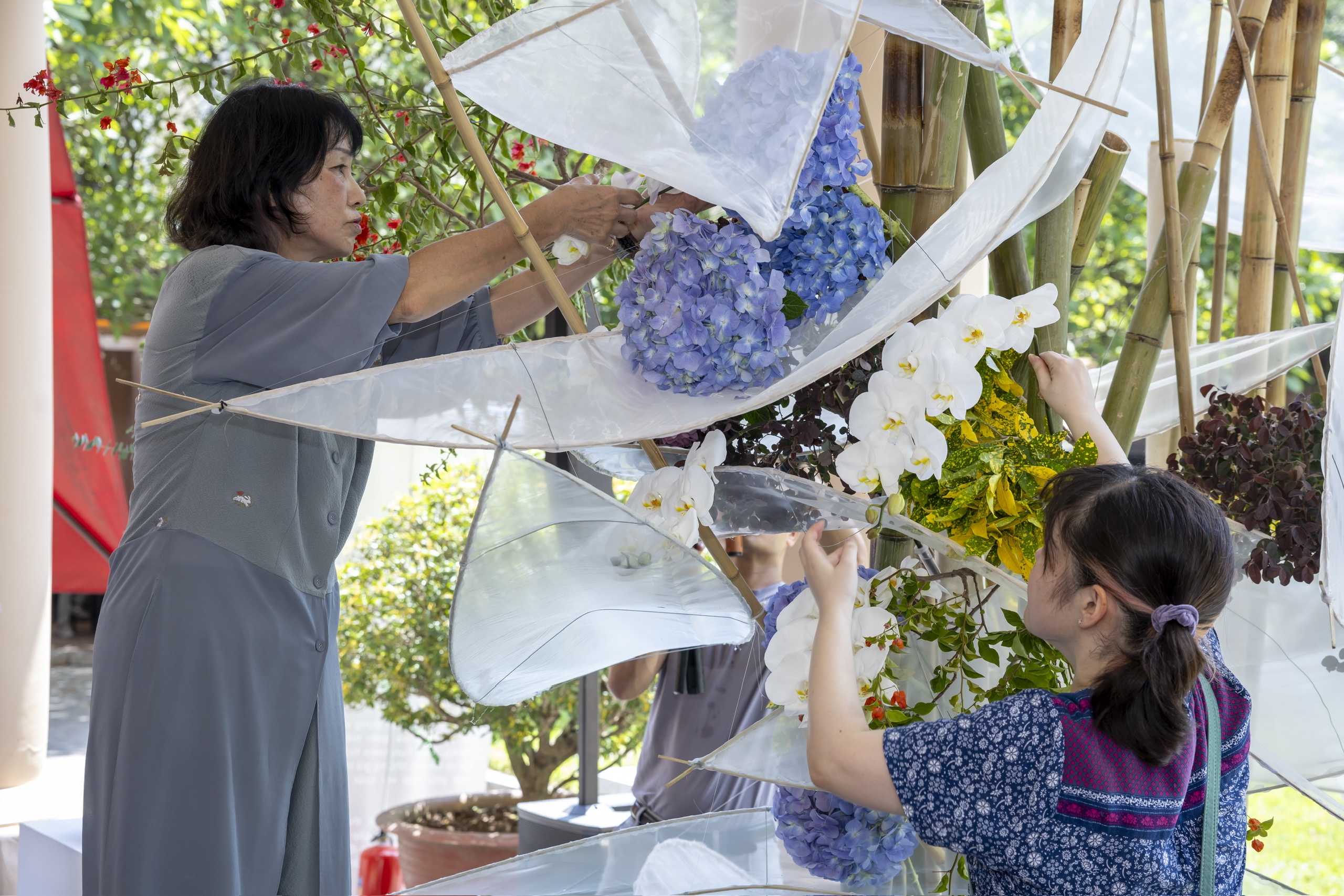 Độc đáo tác phẩm Ikebana tạo nên "Sóng trăng" giữa lòng Hà Nội - Ảnh 3.