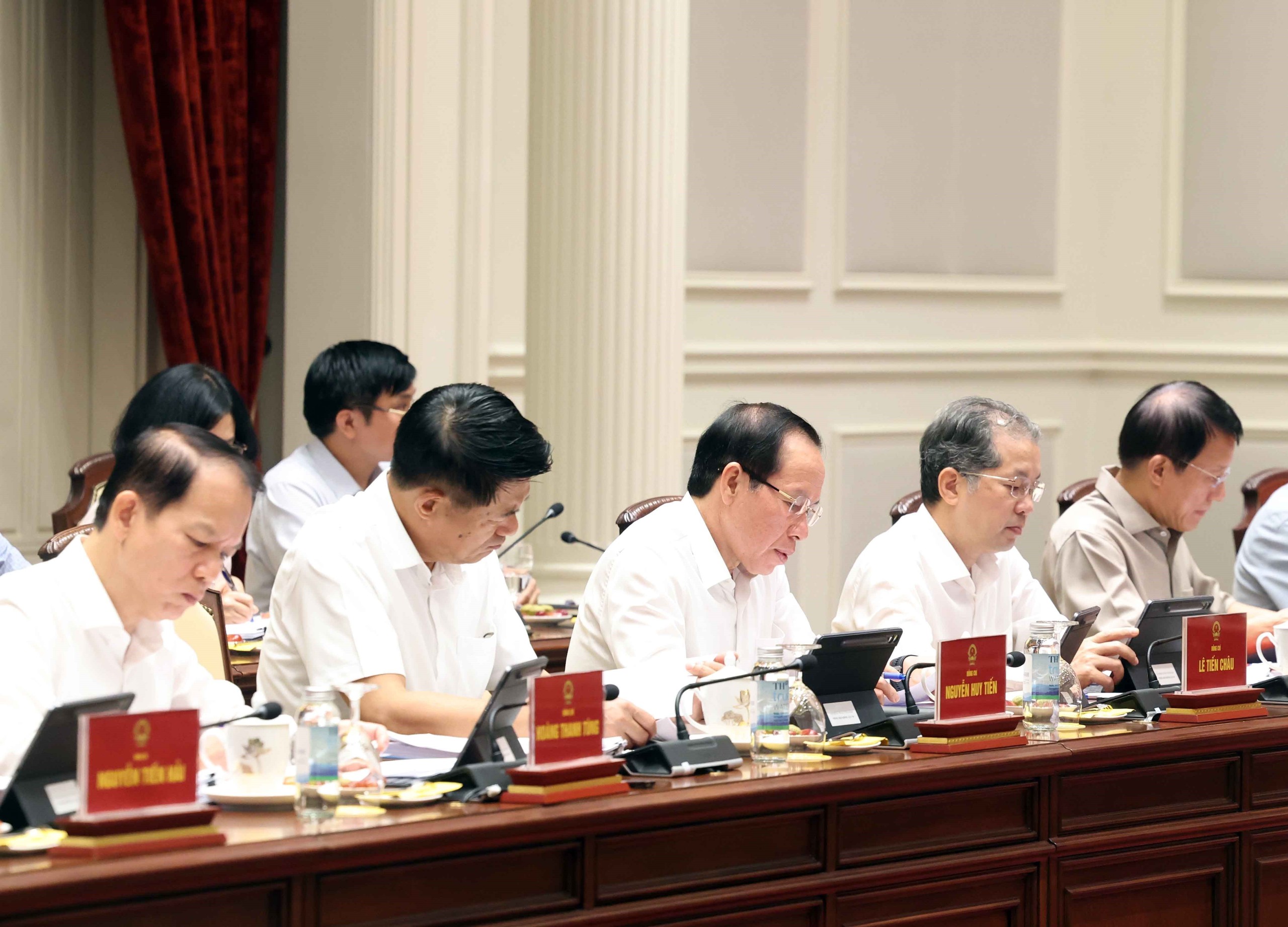 Các đại biểu tham dự phiên họp
