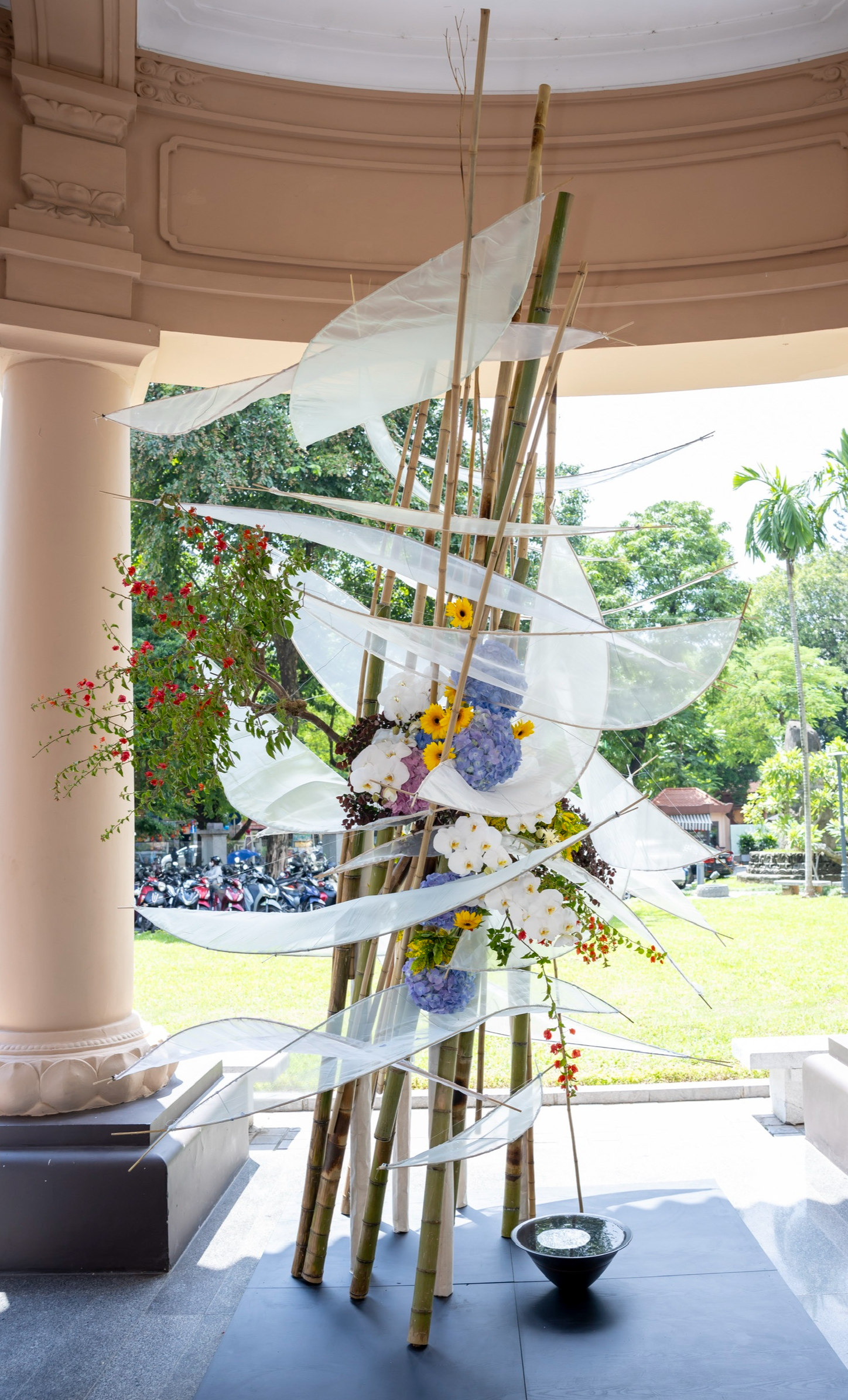 Độc đáo tác phẩm Ikebana tạo nên "Sóng trăng" giữa lòng Hà Nội - Ảnh 1.