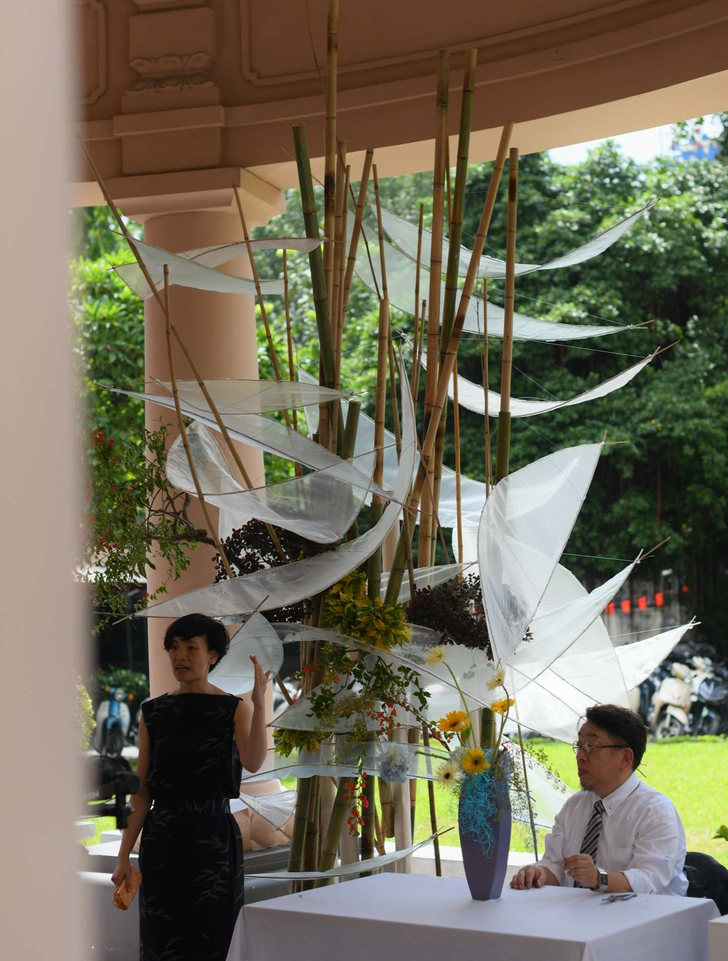 Độc đáo tác phẩm Ikebana tạo nên "Sóng trăng" giữa lòng Hà Nội - Ảnh 5.