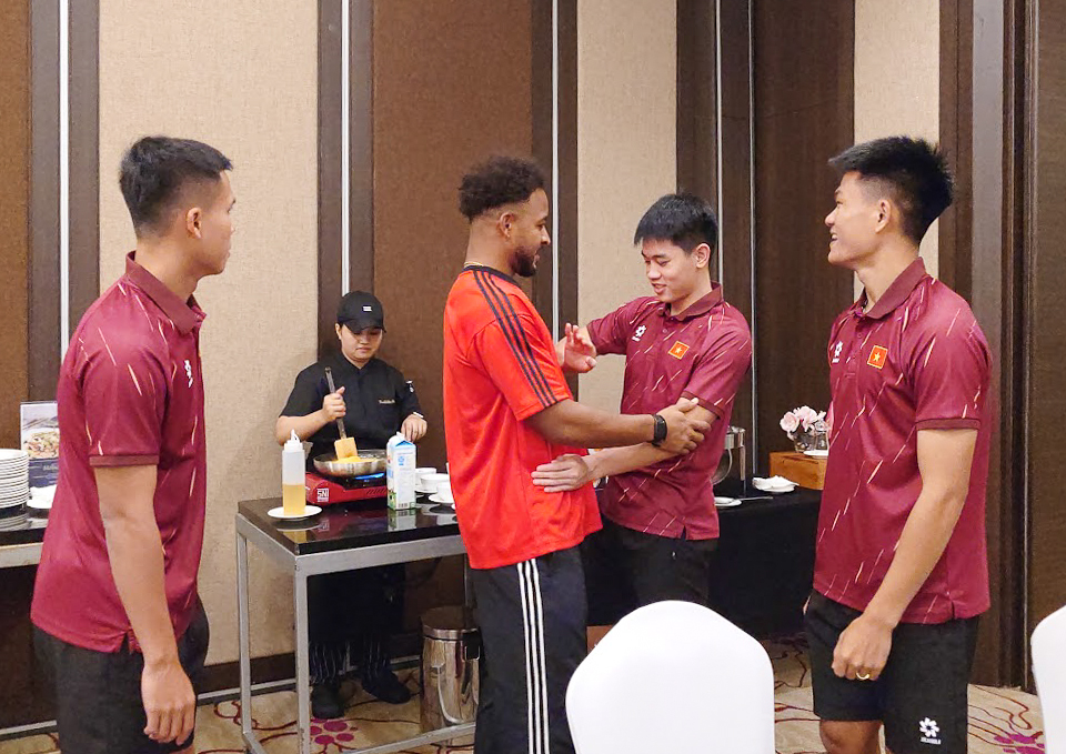 Xuân Son bịn rịn chia tay tuyển Việt Nam, HLV Kim Sang Sik khiến người hâm mộ xúc động - Ảnh 1. Xuân Son bịn rịn chia tay tuyển Việt Nam, HLV Kim Sang Sik khiến người hâm mộ xúc động - Ảnh 1.