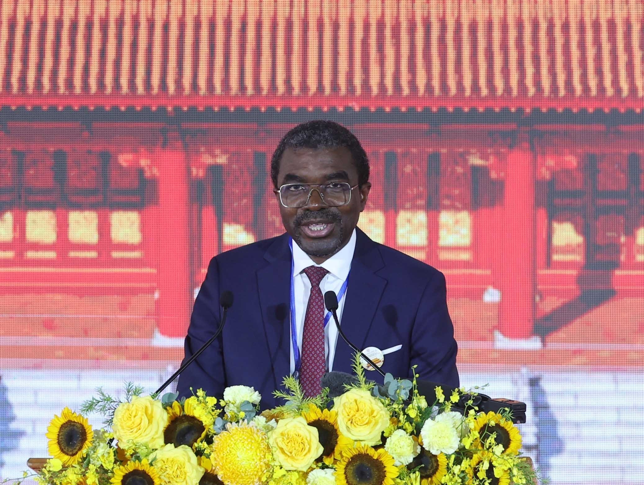 Ông Lazare Eloundou Assomo phát biểu