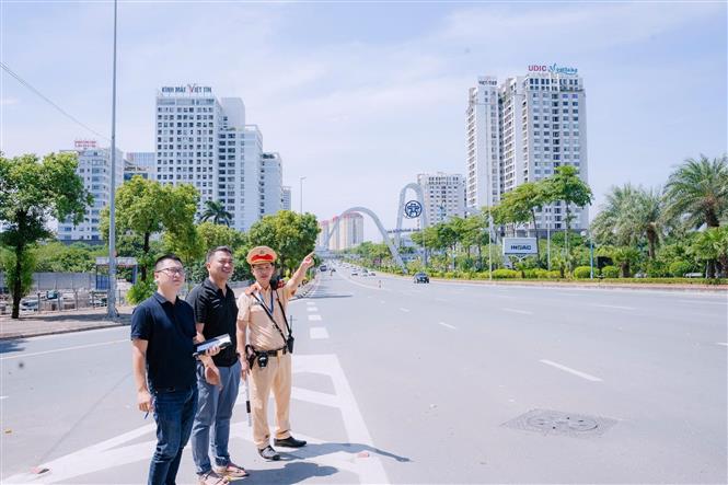 Ùn tắc trên cầu Nhật Tân giảm sau khi tạm tháo biển khoảng cách - Ảnh 4. Ùn tắc trên cầu Nhật Tân giảm sau khi tạm tháo biển khoảng cách - Ảnh 4.