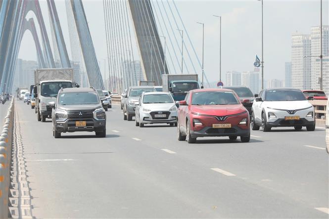 Ùn tắc trên cầu Nhật Tân giảm sau khi tạm tháo biển khoảng cách - Ảnh 1. Ùn tắc trên cầu Nhật Tân giảm sau khi tạm tháo biển khoảng cách - Ảnh 1.