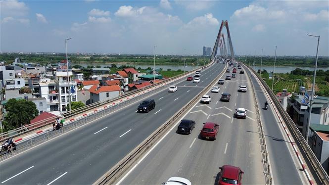 Ùn tắc trên cầu Nhật Tân giảm sau khi tạm tháo biển khoảng cách - Ảnh 2. Ùn tắc trên cầu Nhật Tân giảm sau khi tạm tháo biển khoảng cách - Ảnh 2.