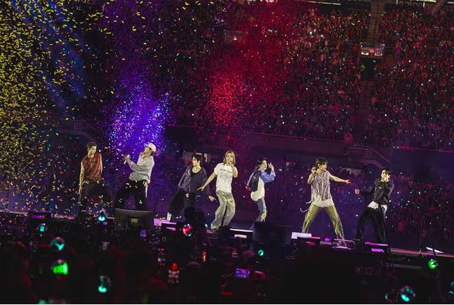 Los Angeles nhuộm đỏ trong "Tuần lễ BTS" - Ảnh 3. Los Angeles nhuộm đỏ trong "Tuần lễ BTS" - Ảnh 3.