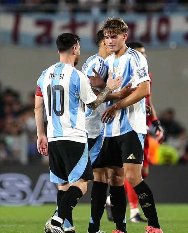 Argentina chốt người kế vị Messi: Sao trẻ 21 tuổi nhận áo số 10 huyền thoại - Ảnh 1. Argentina chốt người kế vị Messi: Sao trẻ 21 tuổi nhận áo số 10 huyền thoại - Ảnh 1.