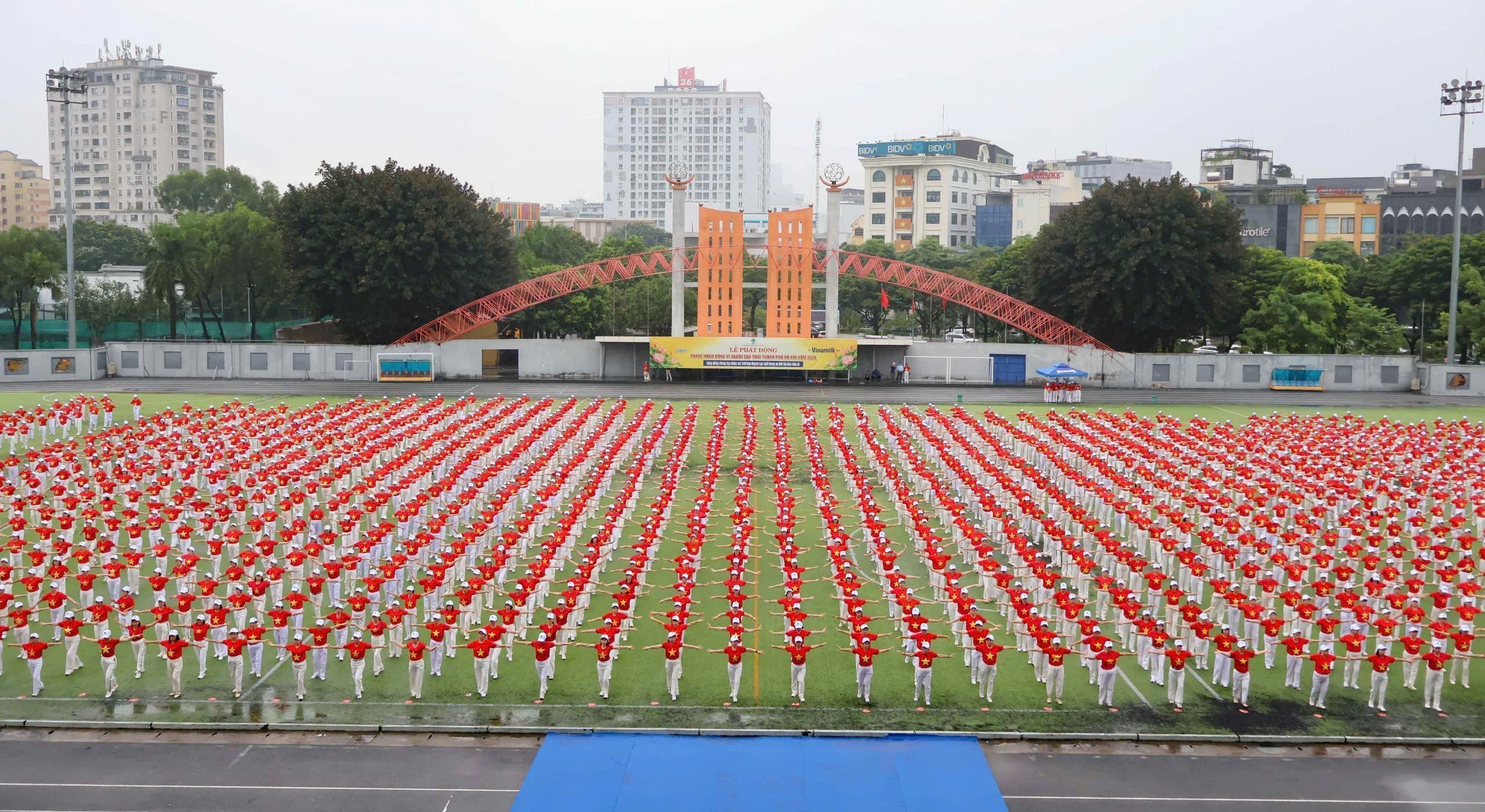 Người cao tuổi biểu diễn dân vũ