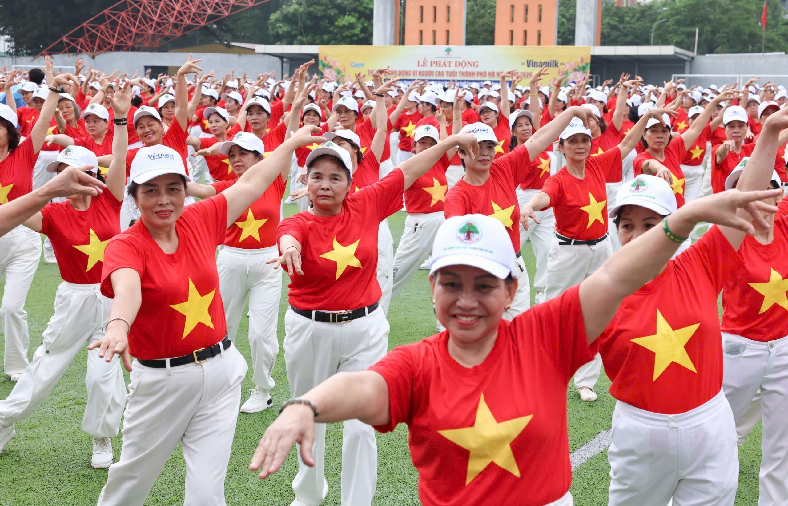 Người cao tuổi biểu diễn dân vũ
