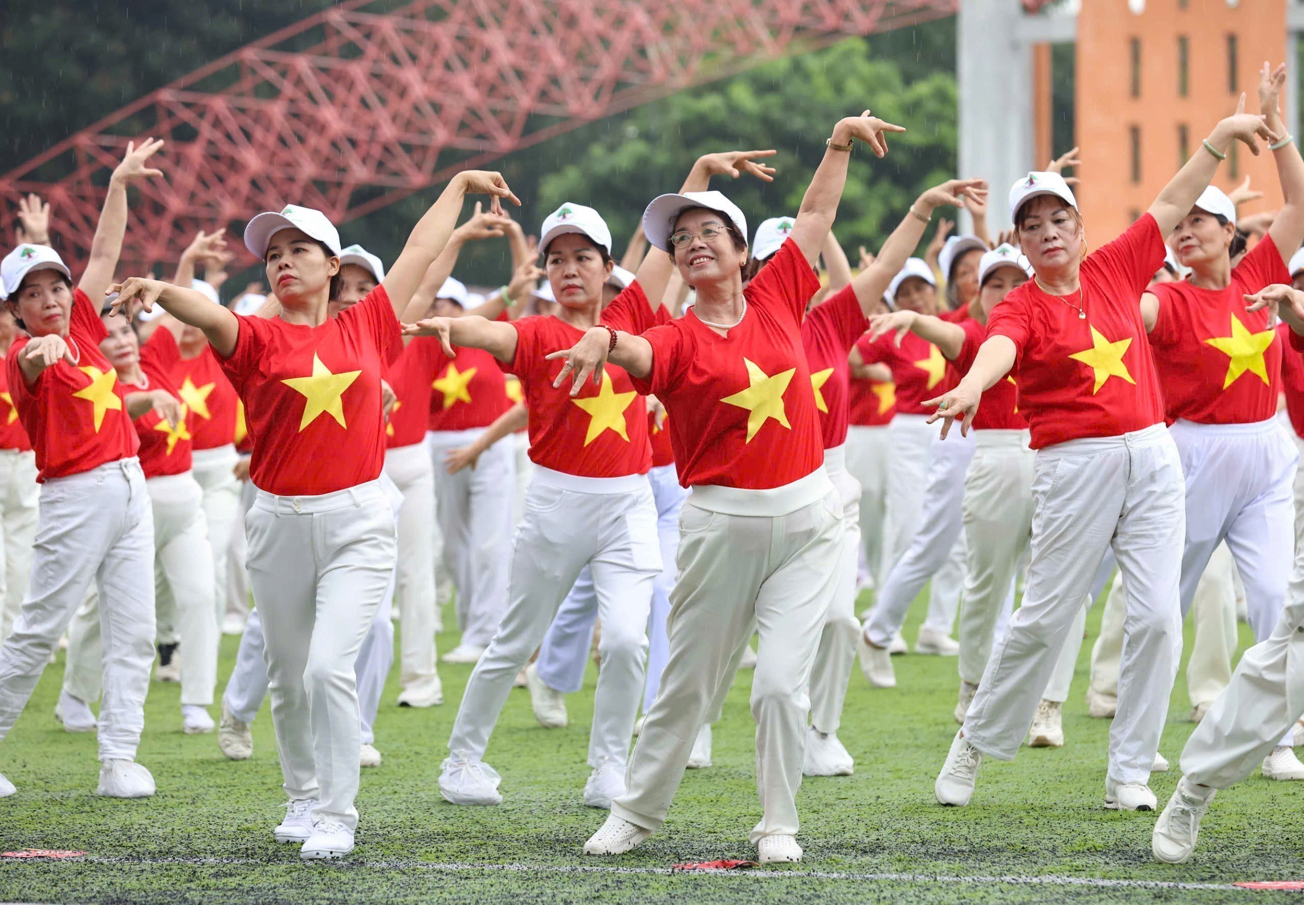 Người cao tuổi biểu diễn dân vũ