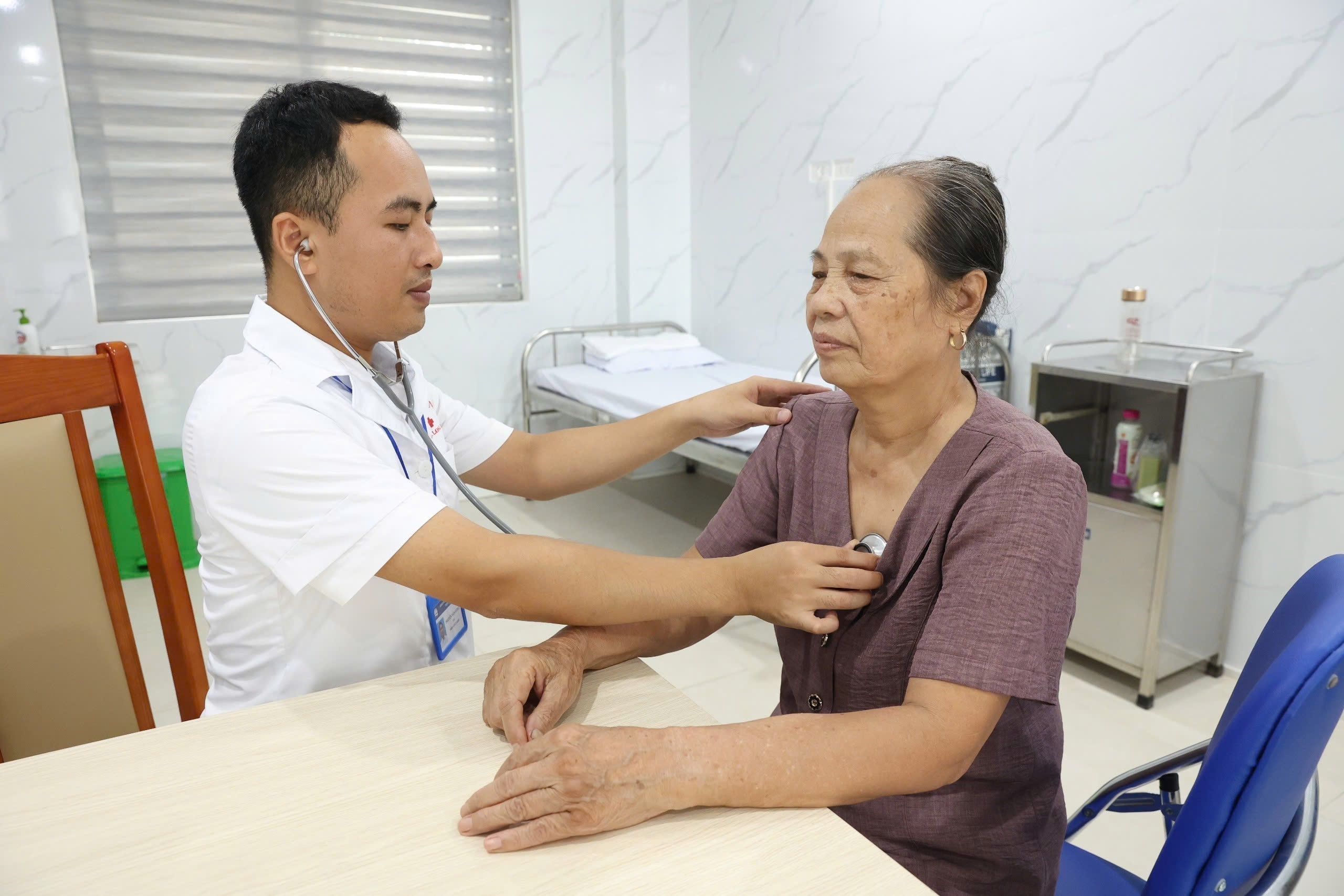 Chăm sóc sức khỏe ban ngày cho người cao tuổi