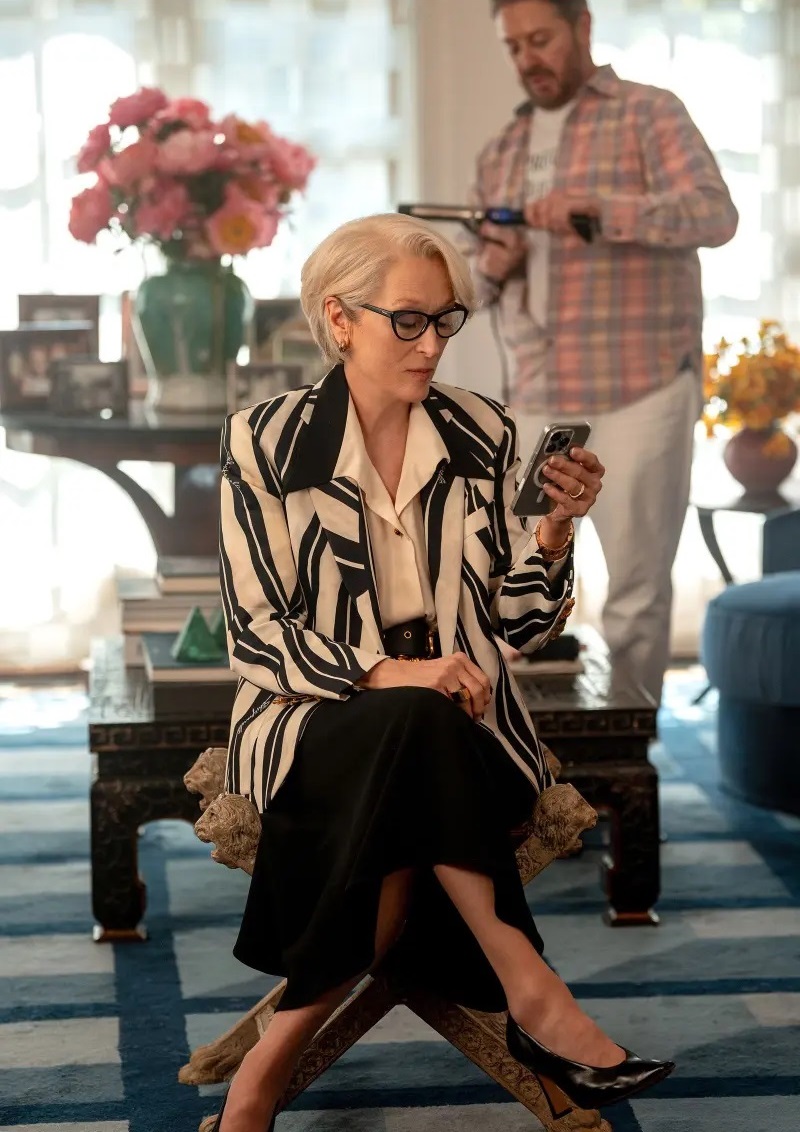 "Tủ đồ" The Devil Wears Prada 2 lên sàn đấu giá: Khi thời trang bước ra khỏi màn ảnh để làm việc thiện - Ảnh 8. "Tủ đồ" The Devil Wears Prada 2 lên sàn đấu giá: Khi thời trang bước ra khỏi màn ảnh để làm việc thiện - Ảnh 8.