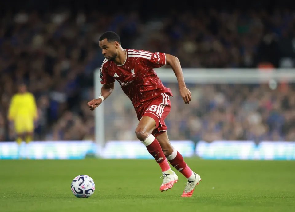 Isak ghi 2 bàn trong 3 phút, Liverpool thắng trận đầu tại Ngoại hạng Anh mùa giải mới - Ảnh 2.