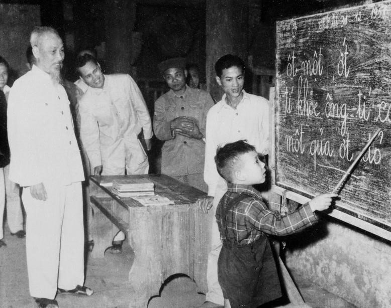 Khai giảng năm học mới - gieo những hạt mầm cho tương lai đất nước - Ảnh 1. Khai giảng năm học mới - gieo những hạt mầm cho tương lai đất nước - Ảnh 1.