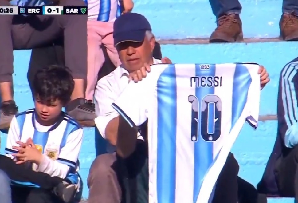 Messi được tri ân trên khắp các sân cỏ Argentina sau khi chia tay đội tuyển - Ảnh 1.