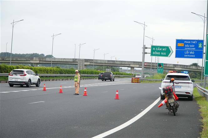 Cảnh báo mất an toàn khi tự ý vào cao tốc đang thi công - Ảnh 1.