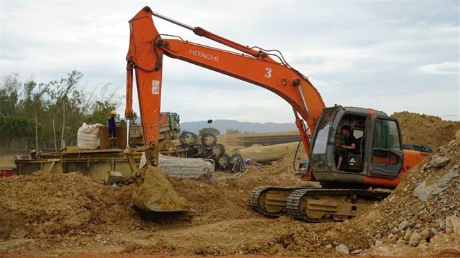 Cảnh báo mất an toàn khi tự ý vào cao tốc đang thi công - Ảnh 3.
