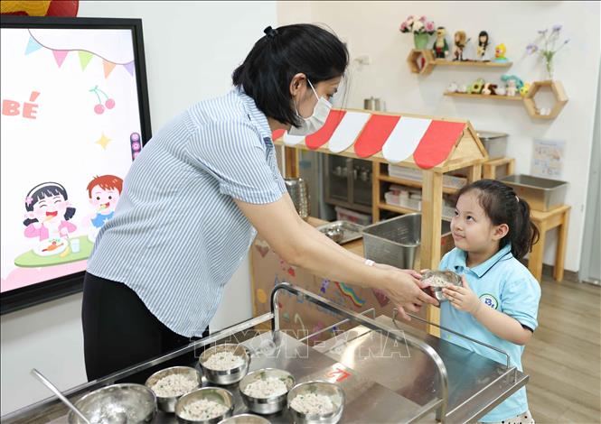 Hà Nội: Không vì tiến độ bữa ăn mà bỏ qua các yêu cầu về an toàn thực phẩm - Ảnh 1. Hà Nội: Không vì tiến độ bữa ăn mà bỏ qua các yêu cầu về an toàn thực phẩm - Ảnh 1.