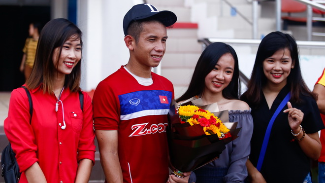 Sao HAGL được “fan” nữ tổ chức sinh nhật trên sân tập tuyển Việt Nam