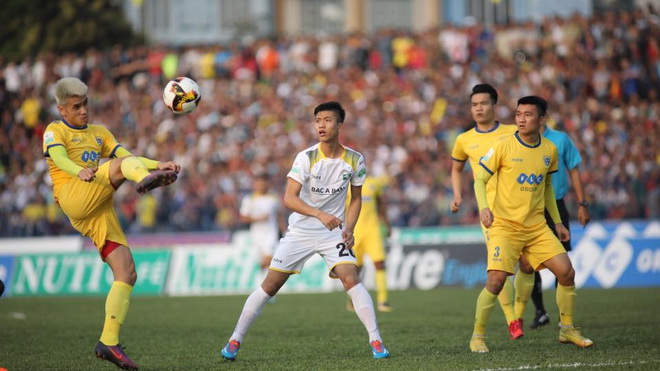 Bùi Tiến Dũng cứu thua giúp FLC Thanh Hóa thắng SLNA. Sao U23 tỏa sáng, HAGL thắng Nam Định 3-1
