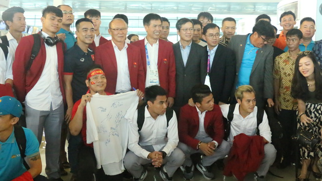Đông đảo CĐV tiễn Olympic Việt Nam rời Indonesia về nước