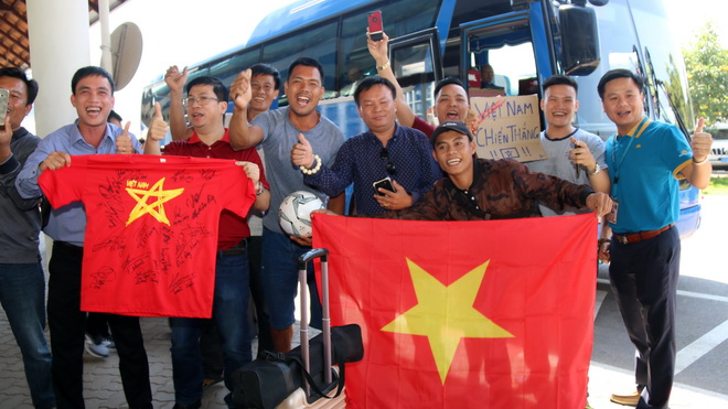 Tuyển Việt Nam đến Vientiane, tự tin chinh phục AFF Cup