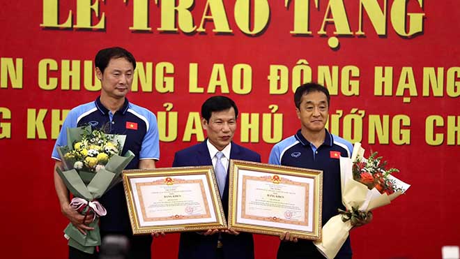 HLV Park Hang Seo xúc động khi nhận Huân chương Lao động hạng Nhì