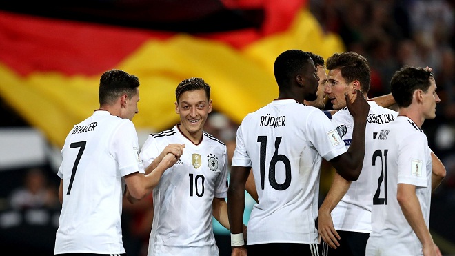 Oezil tỏa sáng giữa bão chỉ trích, Đức toàn thắng cả 8 trận vẫn chưa giành vé