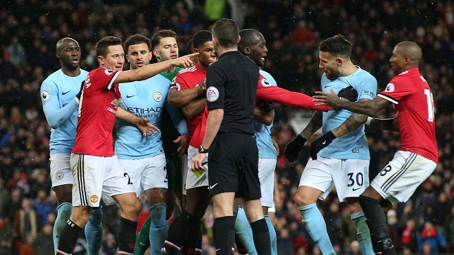 Cầu thủ M.U và Man City choảng nhau, Mourinho bị ném cả sữa và nước vào đầu