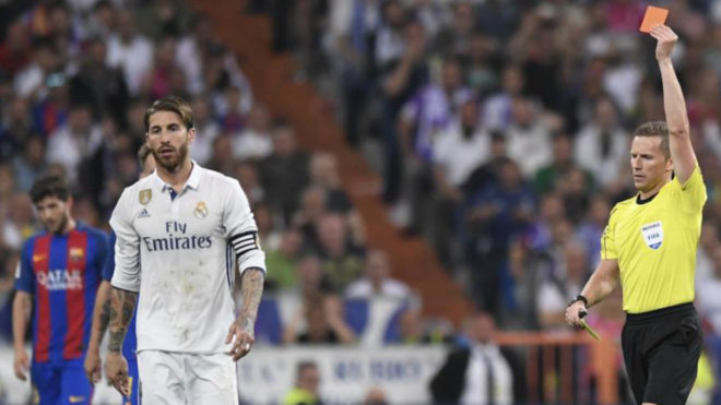 Real Madrid 0-3 Barcelona: Ra đòn với Suarez, Ramos may mắn thoát thẻ đỏ