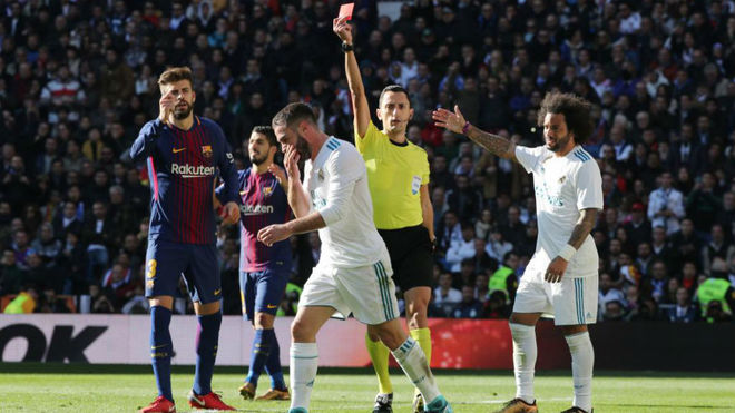 'Bàn tay của Chúa’ của Carvajal không thể cứu được Real Madrid thảm bại trước Barca