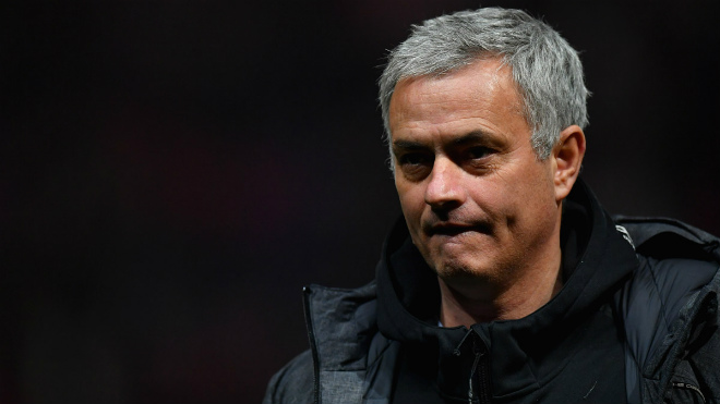 Tại sao M.U vẫn chưa ký hợp đồng mới với Mourinho?