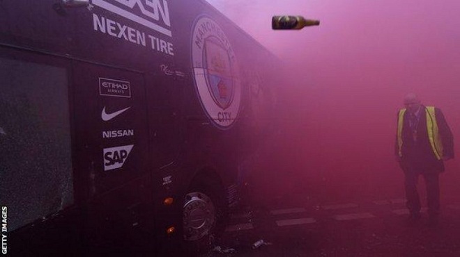 Video cho thấy xe bus Man City bị CĐV Liverpool tấn công dữ dội