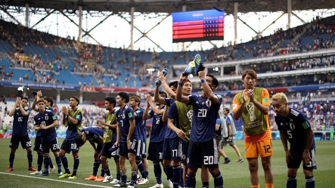 Nhật Bản là đội đầu tiên trong lịch sử World Cup đi tiếp nhờ điểm fair-play