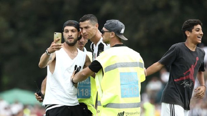 Ronaldo ghi bàn ra mắt Juventus, CĐV tràn vào sân đòi chụp ảnh cùng