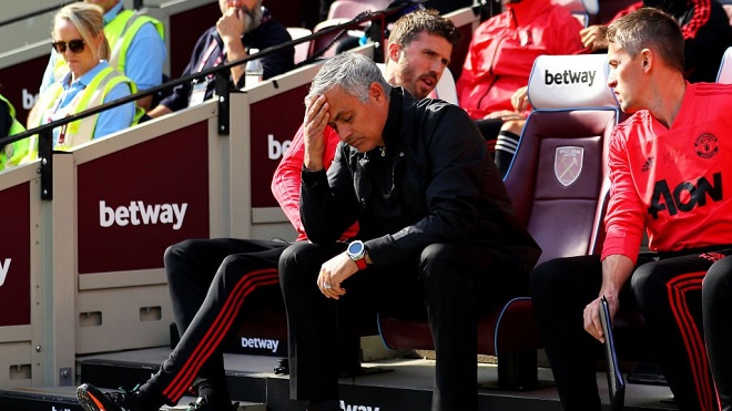 Thua West Ham 1-3, M.U khủng hoảng: Fan thuê trực thăng yêu cầu sa thải Mourinho