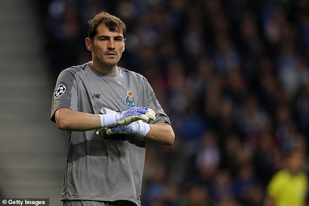 Casillas giải nghệ, Casillas từ giã sự nghiệp, Casillas treo găng, Casillas, Casillas trụy tim, Real Madrid, Porto, thủ môn Casillas, Tây Ban Nha, World Cup, Euro