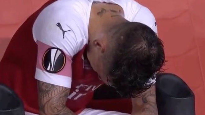 Lucas Torreira khóc nức nở khi Arsenal gục ngã trước Chelsea