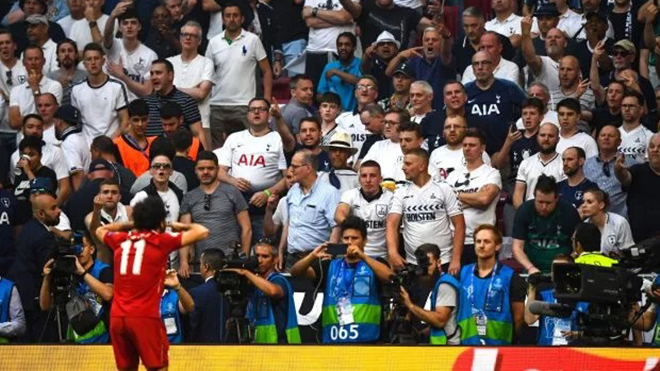 Liverpool 2-0 Tottenham: Salah bị CĐV ném cốc nhựa khi ăn mừng bàn mở tỷ số