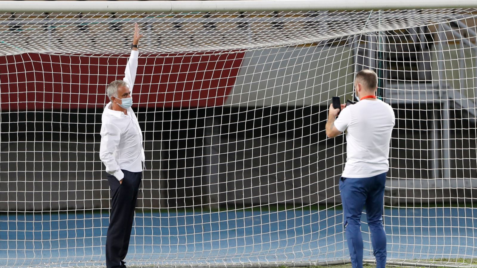 Mourinho yêu cầu đổi khung thành trước trận chiến của Tottenham ở Europa League